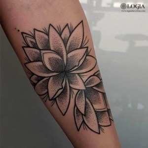 tattoo-brazo-flores-de-lotto-camisani  